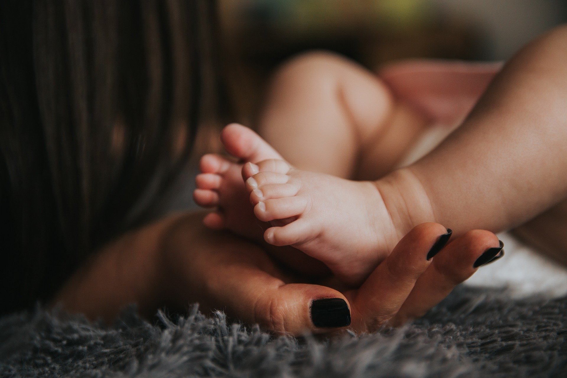 Piedini bimbi con mamma