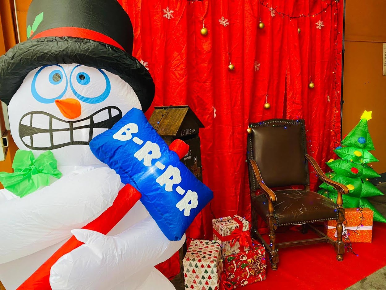 Pupazzo di neve gonfiabile per zona babbo Natale