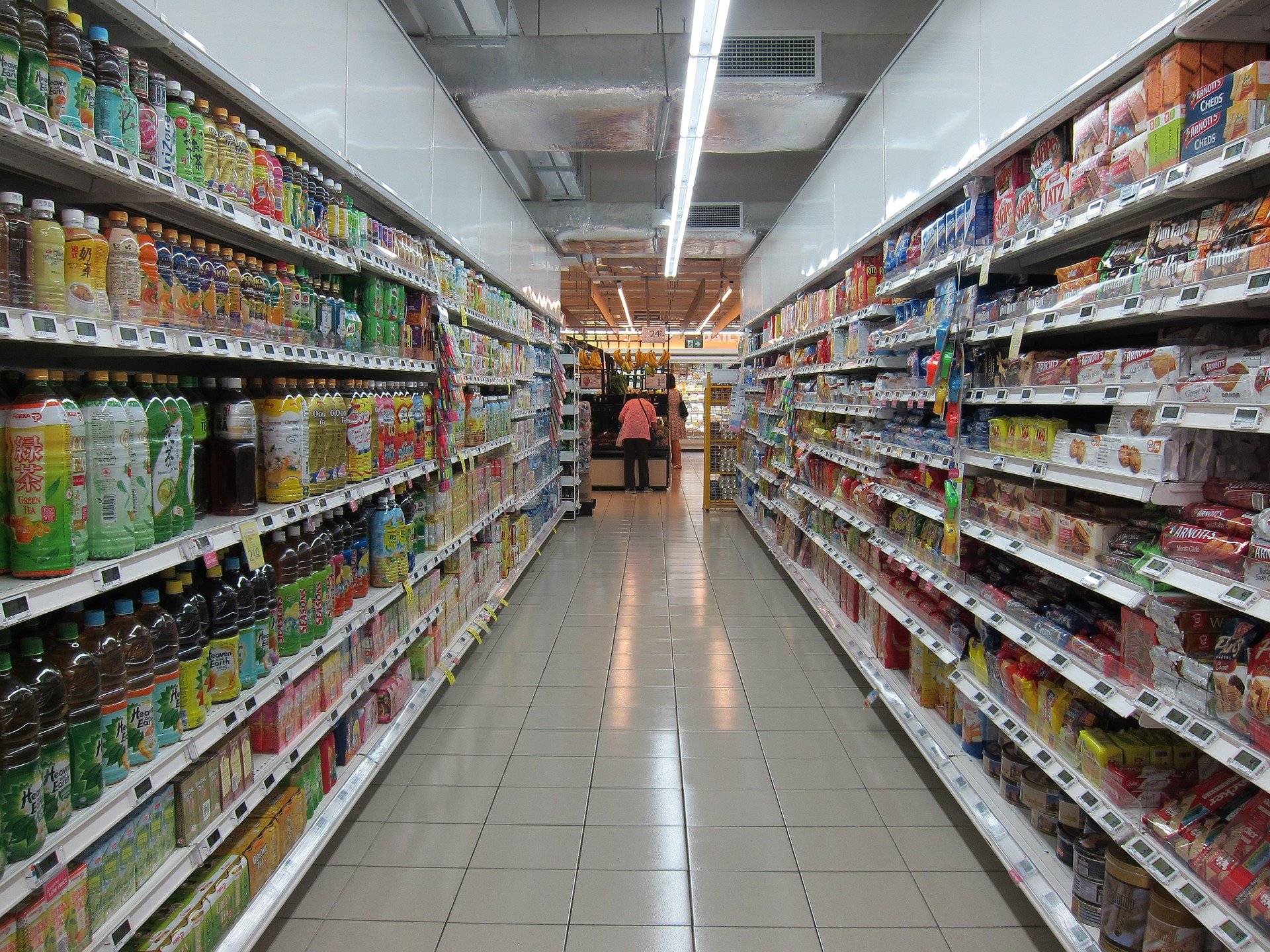 Negozio di alimentari con scaffali per avviso ai commercianti buoni covid