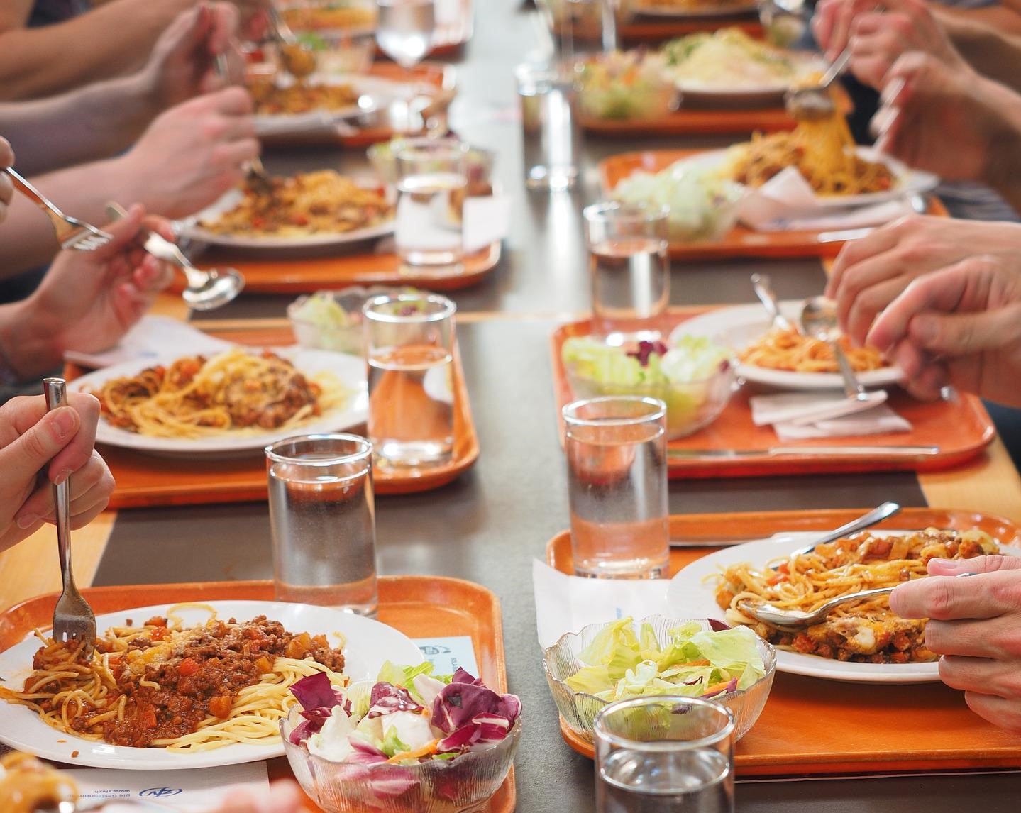 Scuola, cibo. ragazzi