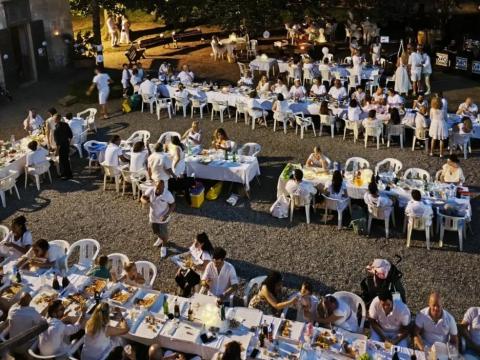 Cena in bianco nel giardino di Villa Salino